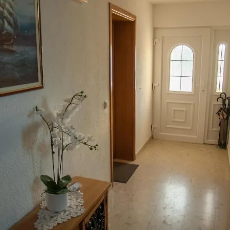In With Seaview, Terrace, Air Condition, Wifi Apartment