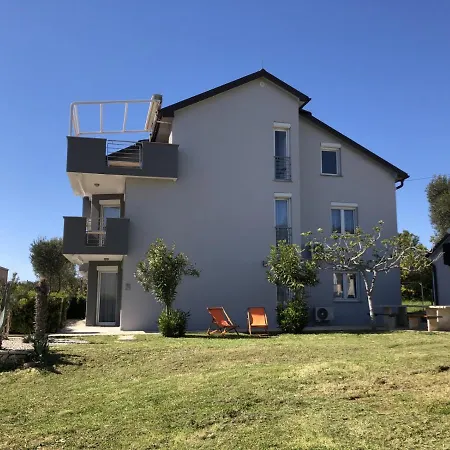 아파트 In With Seaview, Terrace, Air Condition, Wifi Sukošan