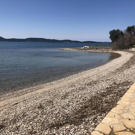 아파트 In With Seaview, Terrace, Air Condition, Wifi Sukošan