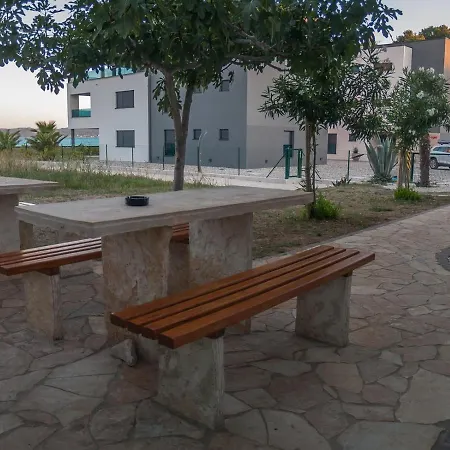 아파트 In With Seaview, Terrace, Air Condition, Wifi Sukošan