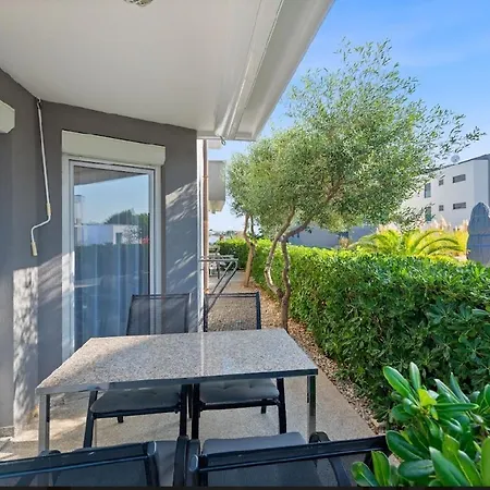 아파트 In With Seaview, Terrace, Air Condition, Wifi Sukošan