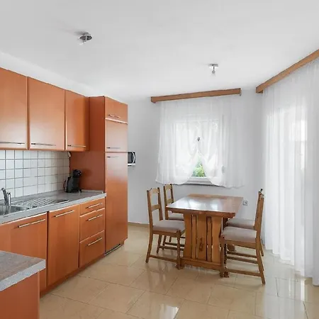 In With Seaview, Terrace, Air Condition, Wifi Apartment *