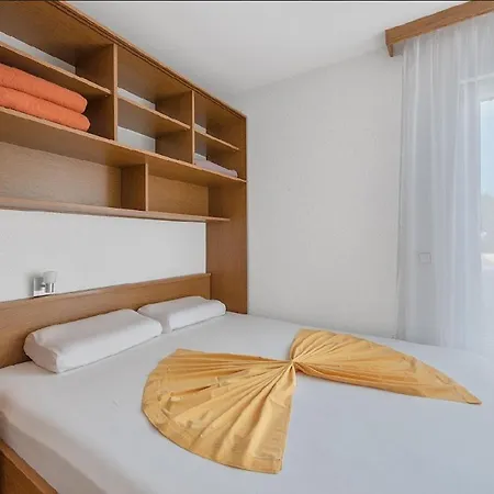 In With Seaview, Terrace, Air Condition, Wifi 아파트 Sukošan