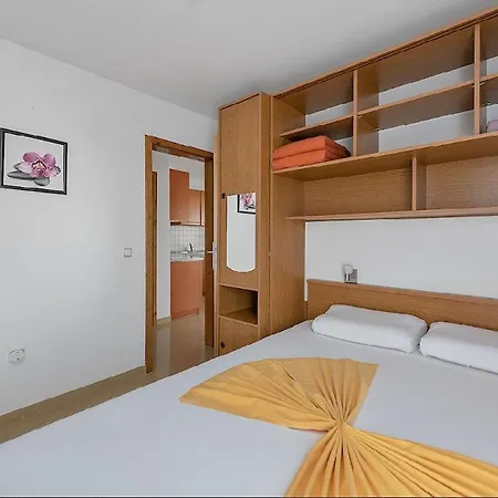 In With Seaview, Terrace, Air Condition, Wifi Apartment