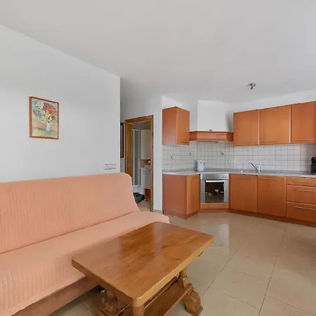 아파트 In With Seaview, Terrace, Air Condition, Wifi Sukošan