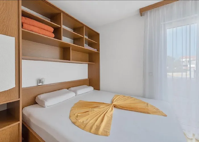In With Seaview, Terrace, Air Condition, Wifi Lejlighed Sukošan